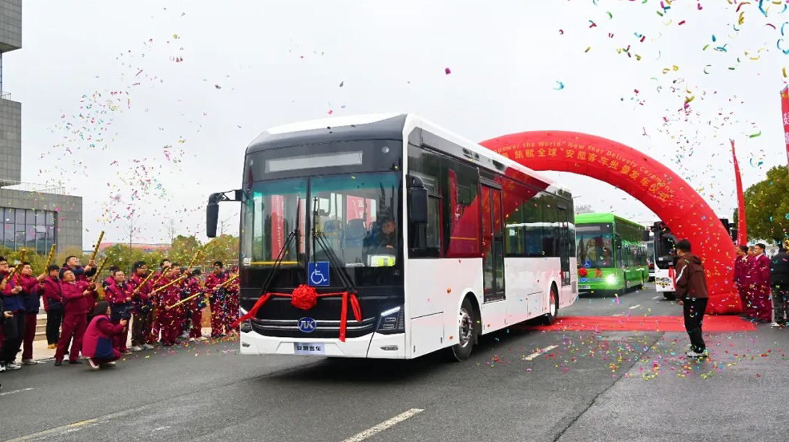 六十载深耕致远，安凯客车驭风出海，驰骋全球！